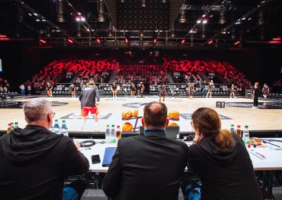 Fotografen am Spielfeldrand einer Basketball-Arena